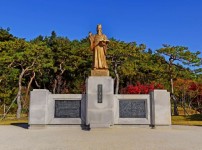 세종대왕릉 입구 동상.JPG