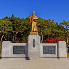 세종대왕릉 입구 동상.JPG